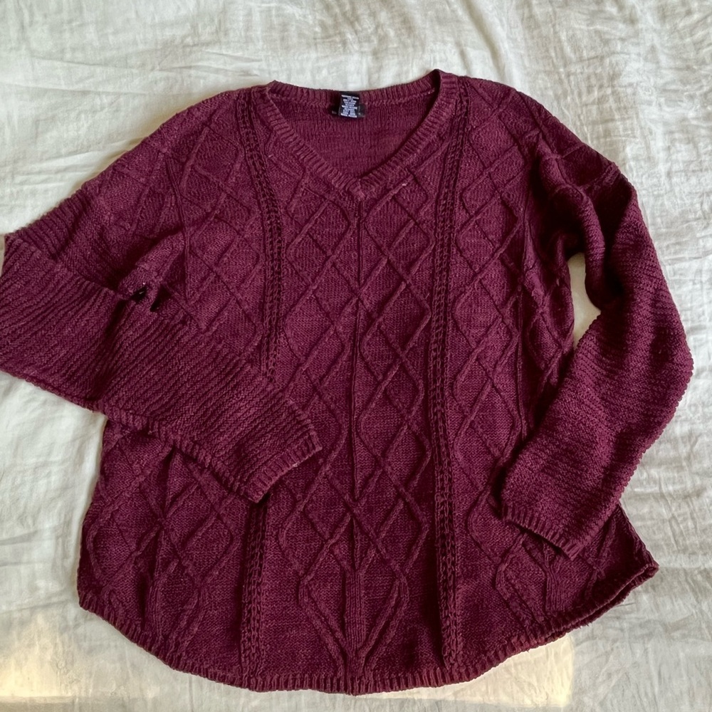 maroon thin knit sweater, rue 21 size large.